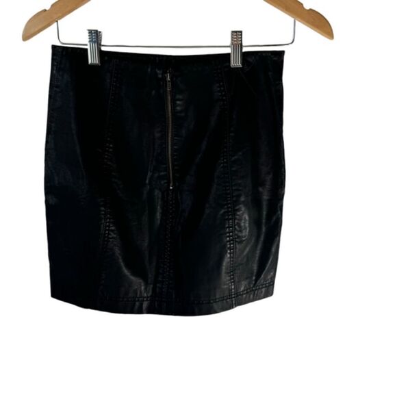Free People Modern Femme Vegan Leather Paneled Back Zip Mini Skirt Sz 4 - Picture 2 of 6